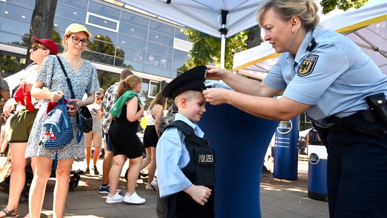 Mattheo will Polizist werden - und bekommt von  Polizeihauptkommissarin Katja Scholz-Niechziol schon einmal die passende Mütze.