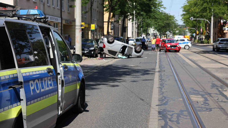 Auf der Großenhainer Straße in Dresden hat sich ein Auto überschlagen.