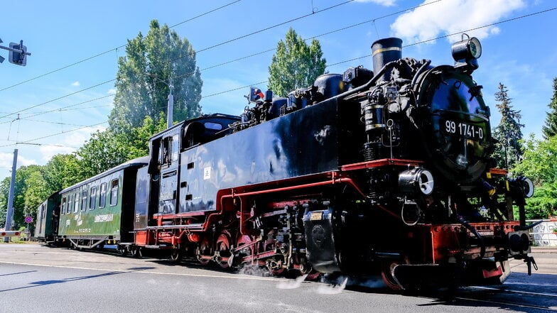 In Radebeul schnauft der Lößnitzdackel in Höhe der ehemaligen Gaststätte "Weißes Roß" über die Meißner Straße. Es ist die einzige Kreuzung von Schmalspurbahn und Straßenbahn in ganz Sachsen.