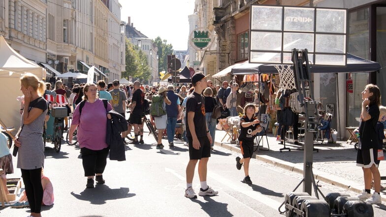 So viele Menschen sind auf der Jakobstraße selten zu sehen, sonst dominieren die Autos die Straße. Aber zum Fest am Sonnabend gehörte der untere Teil der Jakobstraße allein den Besuchern.