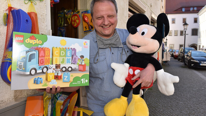 Jens Tennert von Spielwaren Benedix in Dippoldiswalde ist den Kunden dankbar, die auch während der Schließzeit die Treue gehalten haben.