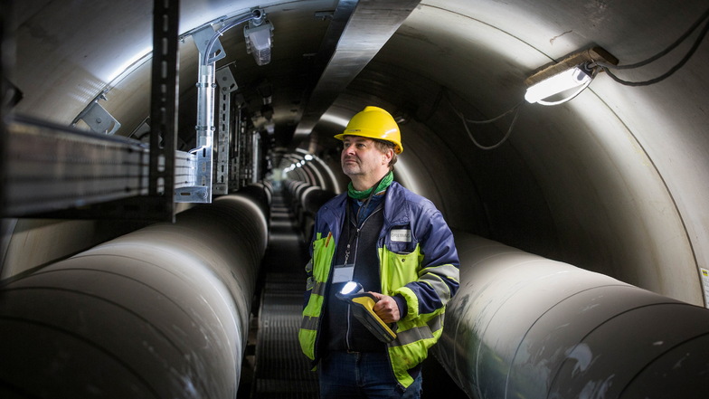 Der Fernwärme-Tunnel zwischen dem Volksfest-Gelände und der Neustädter Elbseite ist weitgehend fertig. Netzingenieur Frank Döhnert von der SachsenEnergie inspiziert in der Röhre Teile der gerade installierten elektrischen Anlage.