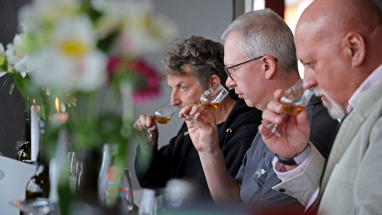 Jörg Hans, Jan Ulrich und Thomas Michalski (v.l.n.r.) probieren den Whisky Nr. 6 aus der Winzer-Edition der Dresdner Whisky Manufaktur. Er reifte ein Jahr in zwei Weißweinfässern des Weinguts Jan Ulrich.