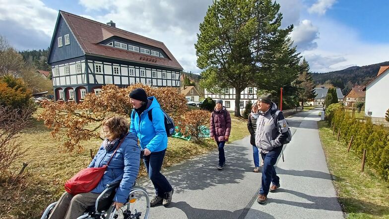 Petra Hild (links) und Volkmar Besold (rechts) haben den ersten Routenvorschlag begutachtet, begleitet von Mitarbeitern vom Tourismuszentrum Zittauer Gebirge.