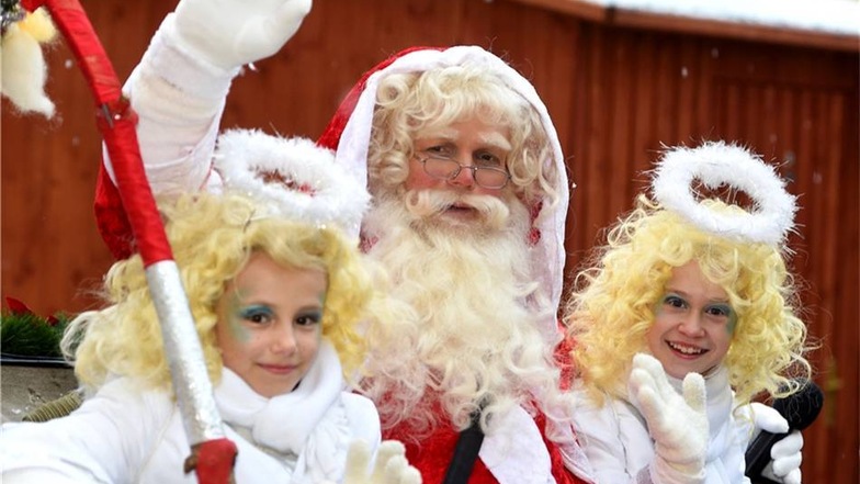 Weihnachtsmarkt Zittau:  Wieder toll in Szene gesetzt von den Mitarbeitern des Theaters zeigt sich hier der Weihnachtsmann mit seinen beiden Engeln Melissa und Jasmin.
