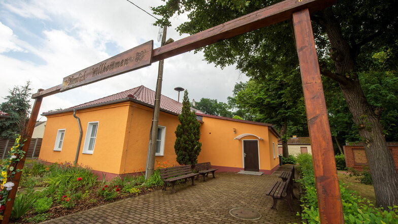 Das Dorfgemeinschaftshaus in Adelsdorf erhält innen einen Schallschutz und neue Beleuchtung.