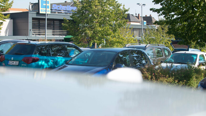 Dicht an dicht stehen die Autos auf dem Parkplatz an der Oberstraße in Radeberg. Die Stellflächen reichen nicht aus. Auf dem Areal könnte ein Parkhaus errichtet werden, schlagen Autoren einer Studie vor.