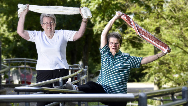 Renate Pieruschka und Monika Vogel trainieren wieder im ASB Seniorenzentrum "Wiesenhäuser".