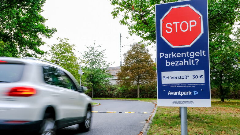Neues Parksystem am Fachkrankenhaus Coswig: Das Schild erinnert Autofahrerinnen und Autofahrer daran, ihre Parkgebühr trotz fehlenden Parkscheins zu bezahlen.