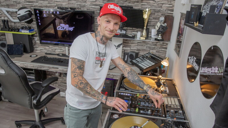 Rocky Gäbler alias DJ TwoFace ist gebürtiger Kamenzer, lebt seit Kurzem aber in Bernsdorf. In seinem Musikzimmer verbringt er ganze Nächte, denn er bereitet sich auf große Auftritte im Sommer 2024 vor.