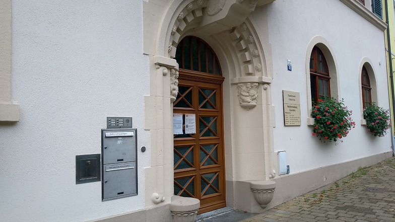 Links neben der Tür zum Glashütter Rathaus befindet sich der sogenannte Amtsbriefkasten.