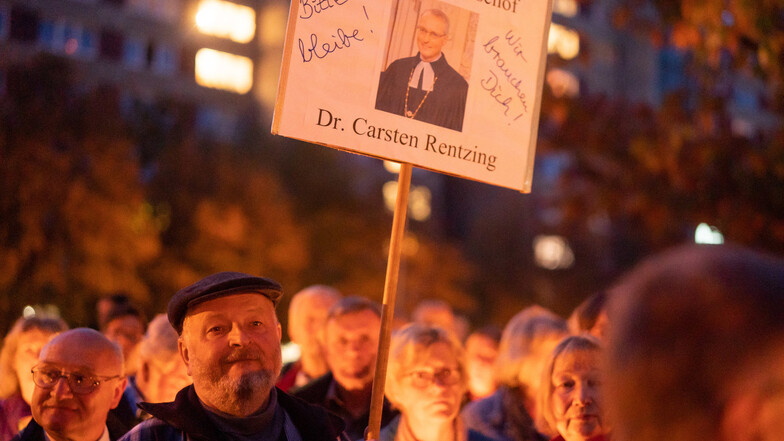 Ende Oktober standen zahlreiche Menschen vor dem Landeskirchenamt in Dresden auf "Mahnwache" für Carsten Rentzing. 