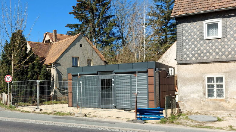 Dieser Container steht in Großschweidnitz gegenüber der ehemaligen Gaststätte Schwimmer. Er ist illegal errichtet worden.