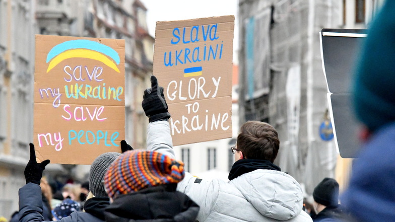 Auch Ukrainer haben am Sonntag auf dem Dresdner Neumarkt gegen den Krieg in ihrer Heimat demonstriert.