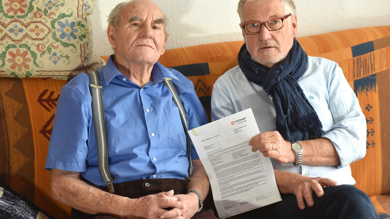 Friedbert (links) und sein Vater Hans Scholz aus Ebersbach fühlen sich von den Maltesern betrogen. Es geht um eine 120 Euro teure Mitgliedschaft.