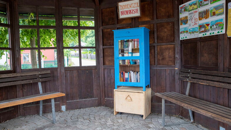 In dem Schutzhäuschen auf dem Bonnewitzer Rundling bringt Warten auf den Bus so richtig Spaß. Hier gibt es jetzt eine öffentliche Bücherkiste.