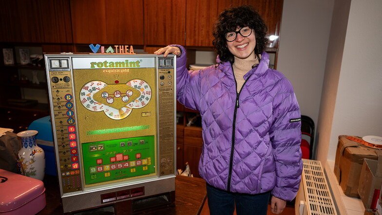 Hannah Götze, Azubi im Gerhart-Hauptmann-Theater, zeigt den aus D-Mark-Zeiten stammenden Spielautomaten, der am Sonnabend bei der Viathea-Auktion versteigert werden soll.