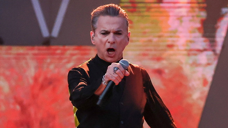 Dave Gahan von Depeche Mode singt beim ersten Konzert der ·Memento Mori Tour 2023· auf der Bühne auf der Festwiese in Leipzig.