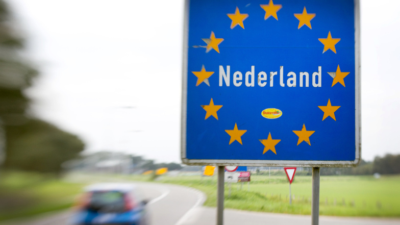 Ein Schild an der offenen Grenze zwischen den Niederlanden und Deutschland.  Nordrhein-Westfalen hebt die Quarantäne-Vorschrift für EU-Rückkehrer auf.