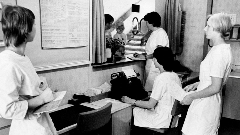 Mitarbeiterinnen der Kreispoliklinik Niesky im Juni 1978 an der Patientenanmeldung. Die DDR-Polikliniken wurden als Relikte des zerfallenen Staates nach der Wende zerschlagen.