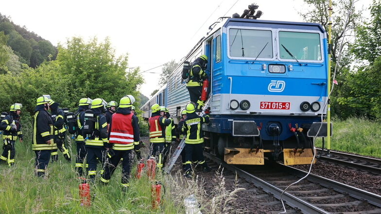 Eine qualmende E-Lok blockierte die internationale Bahnstrecke im oberen Elbtal. Mehrere Feuerwehren waren vor Ort im Einsatz.