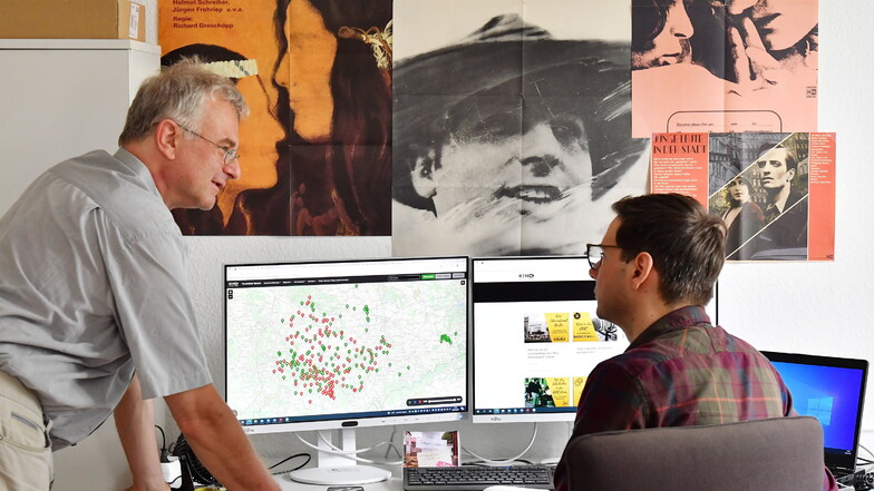 Mitarbeiter Marcus Plaul (r) und Professor Patrick Rössler bearbeiten eine digitale Landkarte mit Standorten von DDR-Kinos.
