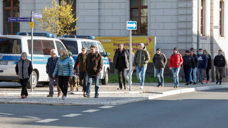 Einige der Ringspaziergänger am Montag auf der Weberstraßen-Kreuzung auf dem Stadtring