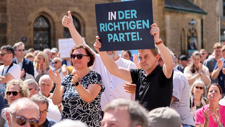 Besucher der Kundgebung applaudieren den CDU-Rednern.