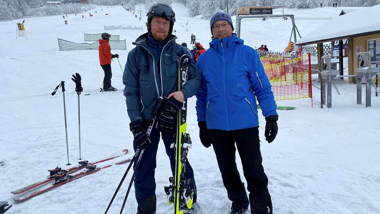 Sachsens Ministerpräsident Michael Kretschmer beim Skifahren am Lauschehang mit Tilo Knöbel, dem Vorsitzenden des Skivereins Waltersdorf.
