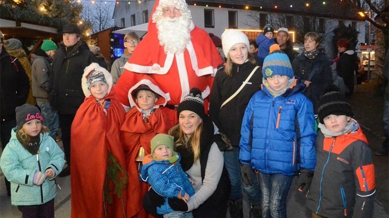 Der Weihnachtsmann und seine beiden Wichtel lassen sich während des Weihnachtsmarktes am 1. Advent im Städt`l  Nieder Seifersdorf mit der Familie Hempel aus Kodersdorf ablichten.