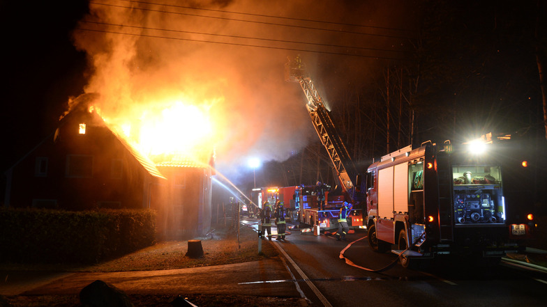 Bei einem Hausbrand im Ortsteil See steht in den Abendstunden der Dachstuhl in Flammen.