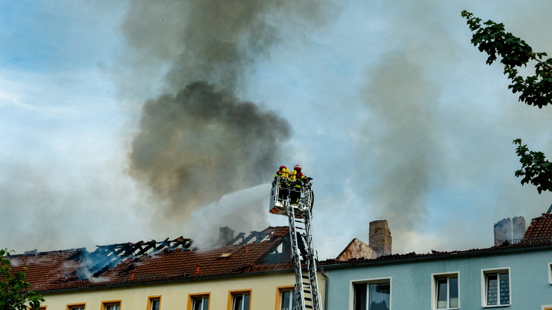 Am 8. Juni brannte in Leisnig der Dachstuhl des Mehrfamilienhauses Johannes-R.-Becher-Straße 12 bis 16. Bis heute ermittelt die Polizei wegen schwerer Brandstiftung.