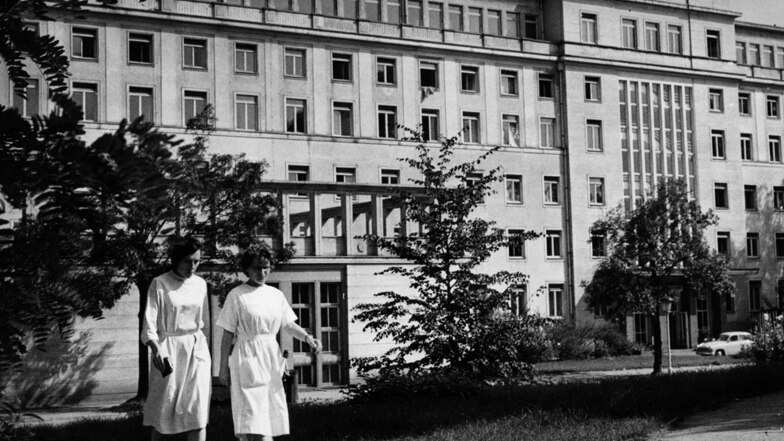 Die Medizinischen Akademie Dresden 1964 zehn Jahre nach der Gründung. Sie war in den Jahren zuvor großzügig ausgebaut worden.