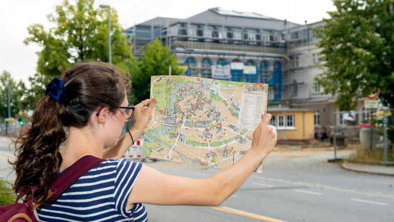 Touristen, die in Bautzen am Bahnhof ankommen, mussten auf einen Stadtplan gucken – an Wegweisern zu den einzelnen Sehenswürdigkeiten mangelte es.