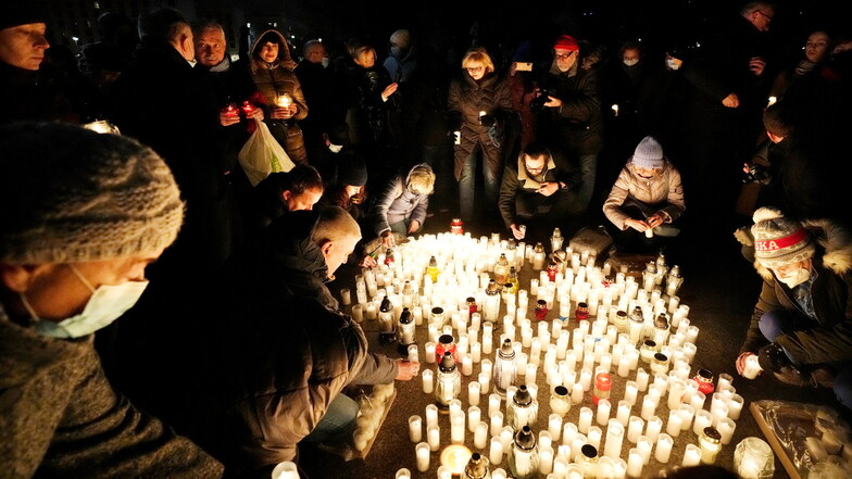 Menschen zünden in Warschau Kerzen an, um der Menschen zu gedenken, die in Polen am Coronavirus gestorben sind.