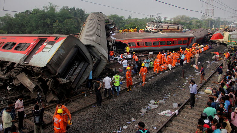 Rettungskräfte arbeiten an der Unfallstelle nach einem schweren Zugunglück im indischen Bundesstaat Odisha.