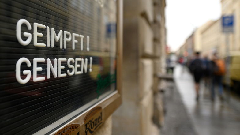 "Geimpft! Genesen!" steht auf einem Schild an einer Bar in der Dresdner Neustadt, die auf 2G umgestellt hat.