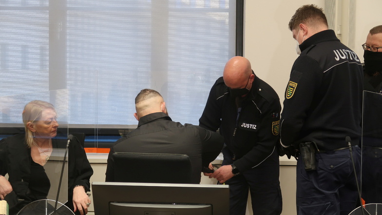 Das Foto entstand Mitte März zum Prozessauftakt am Landgericht Dresden. Wachtmeister bringen den Angeklagten Ammar Rihilati in den Saal.