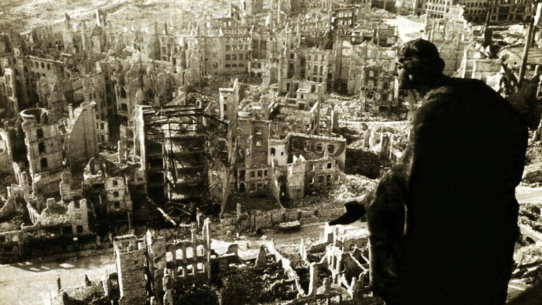 Blick auf die zerstörte Innenstadt Dresdens 1945.