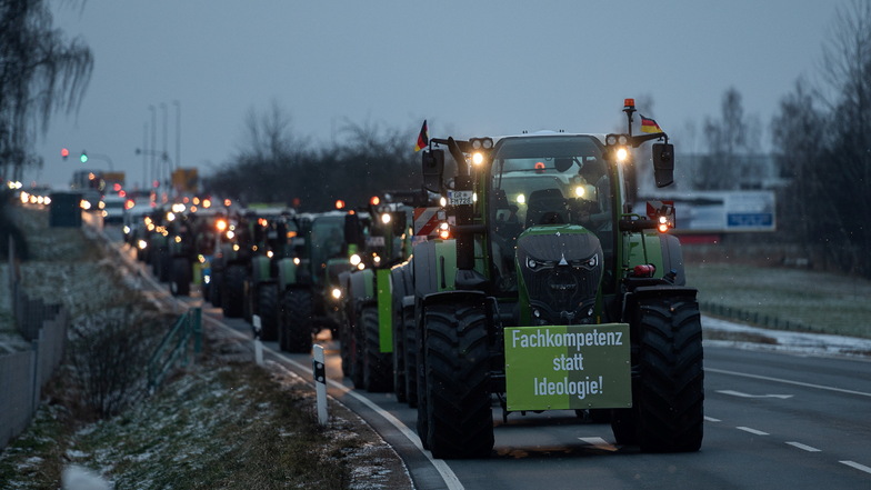 Der Demo-Konvoi der Landwirte und Unternehmer am Montagmorgen auf der B115 in Richtung Görlitzer Innenstadt.