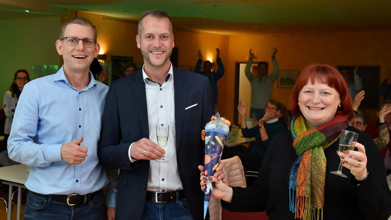 Zur Party in der Begegnungsstätte Boot begrüßte Gleißberg den bisherigen Bürgermeister Markus Dreßler und Dippoldiswalder Oberbürgermeisterin Kerstin Körner, die ihm zur gewonnenen Wahl eine Zuckertüte überreichte.
