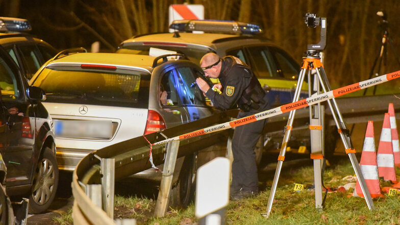 Kriminalexperten der Polizei haben am Montagabend in Leipzig einen Tatort untersucht, nachdem es vor Ort zu Polizeischüssen gekommen war.