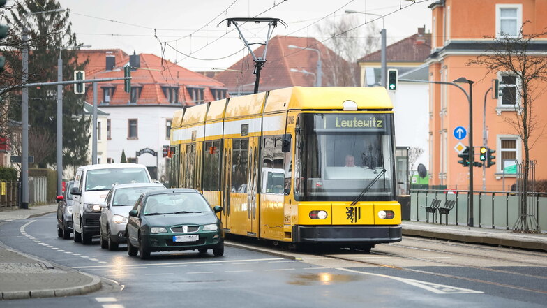 Aktuell fährt die Straßenbahn auf der Bodenbacher Straße in Dresden-Seidnitz im eigenen Gleisbett. Pläne, dies zu ändern, sind vorerst gestoppt worden.