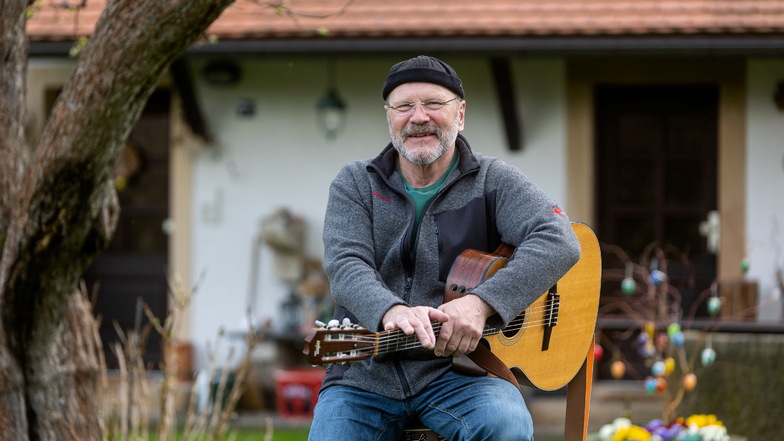 Nicht ohne meine Gitarre: Peter Lippert. Seit fünf Jahren gehört auch seine Konzertreihe in Pirna zu ihm.