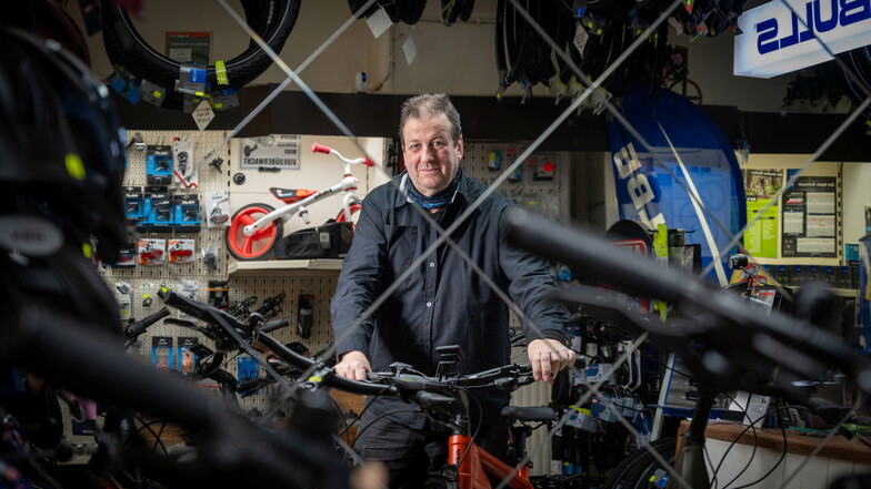 Jörg Eisner, Inhaber des Fahrradladens Kühn in Radeberg, hat derzeit viel zu tun.