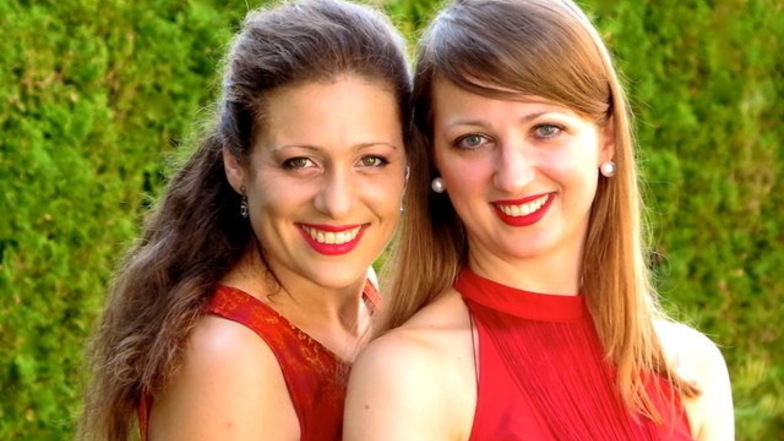 Die Pianistinnen Ariane Haering (l.) und Ardita Statovci treten seit 2005 als Duo „ariadita“ auf. Beim Kammermusikfest Oberlausitz sind sie im Zinzendorf-Schloss in Berthelsdorf zu erleben.