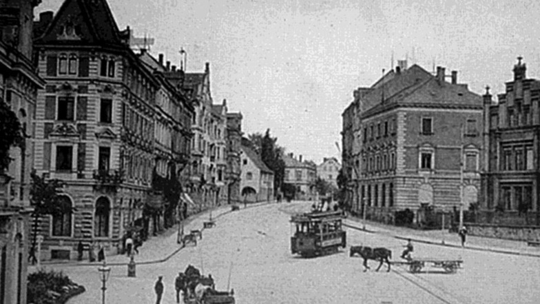 Vor 100 Jahren verkehrten noch Straßenbahnen. Heute kreuzt hier der Stadtring die Bahnhofstraße. Ebenfalls zu erkennen: Das Waentig-Haus. (erstes Haus rechts)
