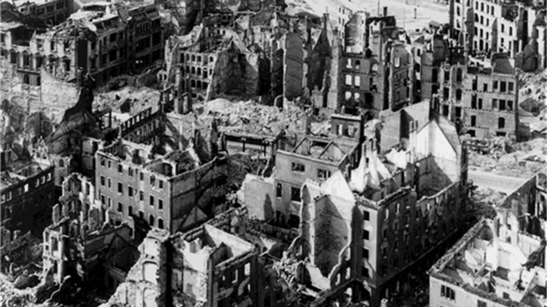 Blick über die zerstörte Dresdner Innenstadt.