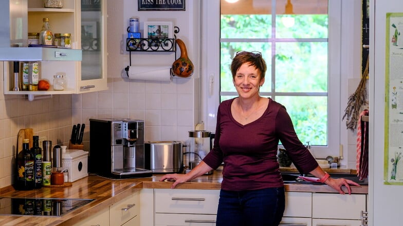 Grit Fruß in ihrer Küche in Coswig: Seit 2023 arbeitet sie offiziell als Ordnungscoachin.