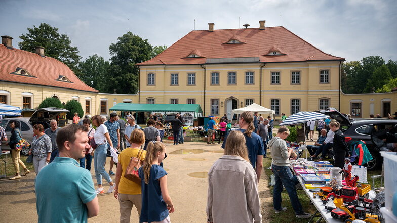 Flohmarkt und Trödelmarkt rund um das Barockschloss in Königshain.